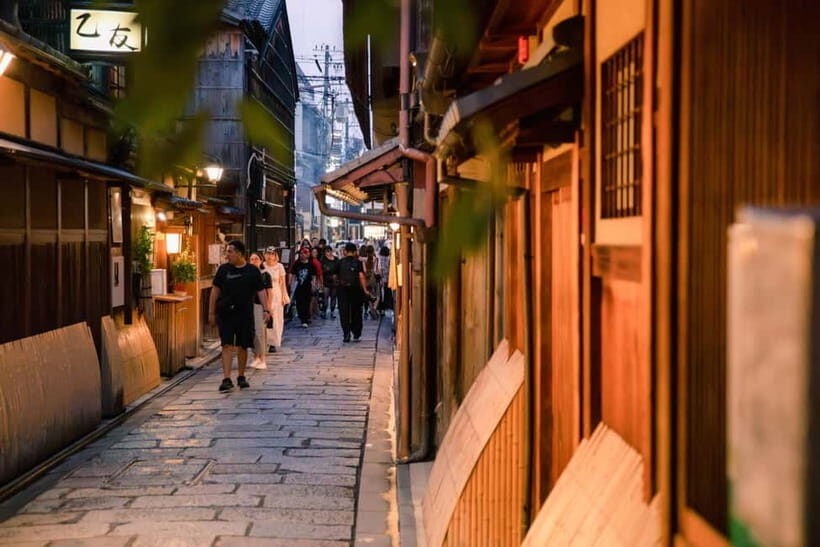 Kyoto: Gion World of the Geisha Guided Walking Tour - Choosing Your Start Point: Izumo-no-Okuni, Wargo Kimono, or the Kanji Museum