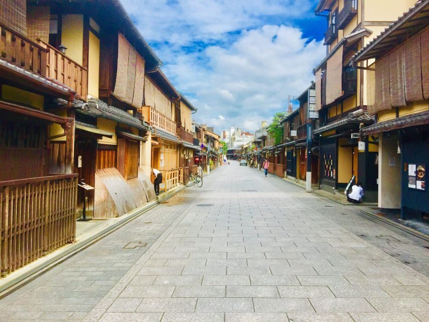 Kyoto: Half-Day Private Guided Tour to the Old Town of Gion - Entering Gion through Shirakawa Street