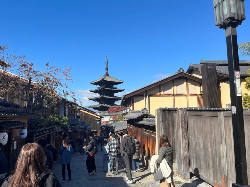 Kyoto: Half-Day Private Guided Tour to the Old Town of Gion - Yasaka Shrine: the stop that gives meaning to the streets