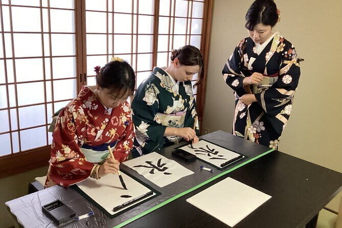 Kyoto: Japanese Calligraphy Class in 150 years old townhouse - What You Actually Learn: Beginner Techniques That Make Sense