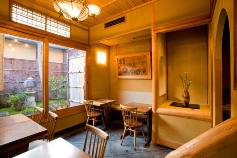 Kyoto: Kaiseki Reservation at Hanasaki Manjiro - Entering a 120-year-old machiya: why the building changes the meal