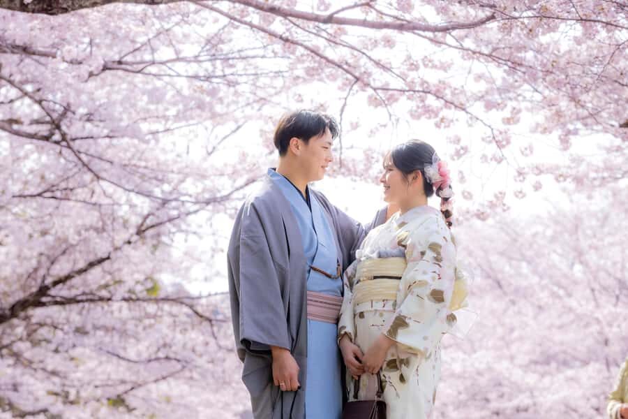 Kyoto Kimono Professional Photoshoot - Picking your kimono at Yumeyakata Gojo Shop