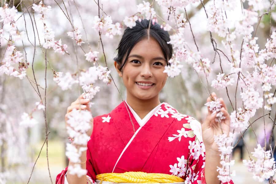 Kyoto Kimono Professional Photoshoot - Posing tips you actually need (and the prop help)