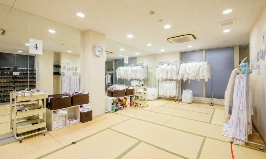 Kyoto: Kimono Rental in Gion Provided by RikaWafuku - Your kimono walk in Gion: timing and return deadline pressure