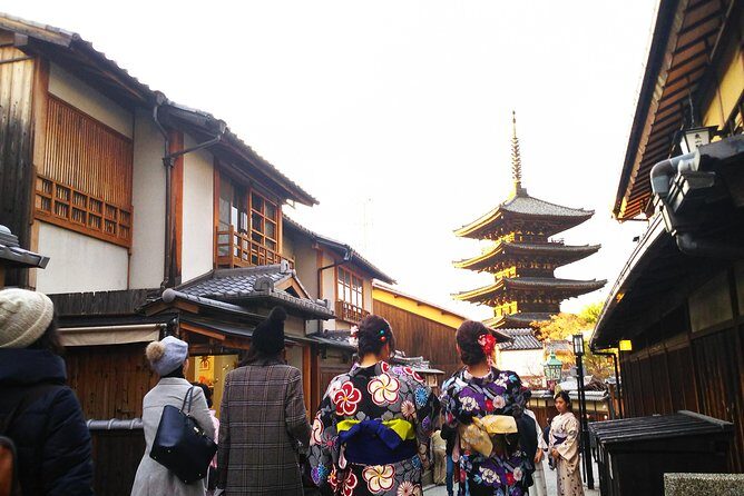 Kyoto Late Bird Walking Tour - Stop 2: Yasakanoto, pagoda views, and quick evening photos