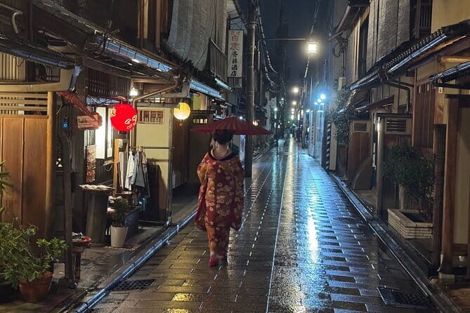 Kyoto Magical Night English Tour: Gion & Fushimi Inari Shrine - How the night route works: meeting spot and walking tempo