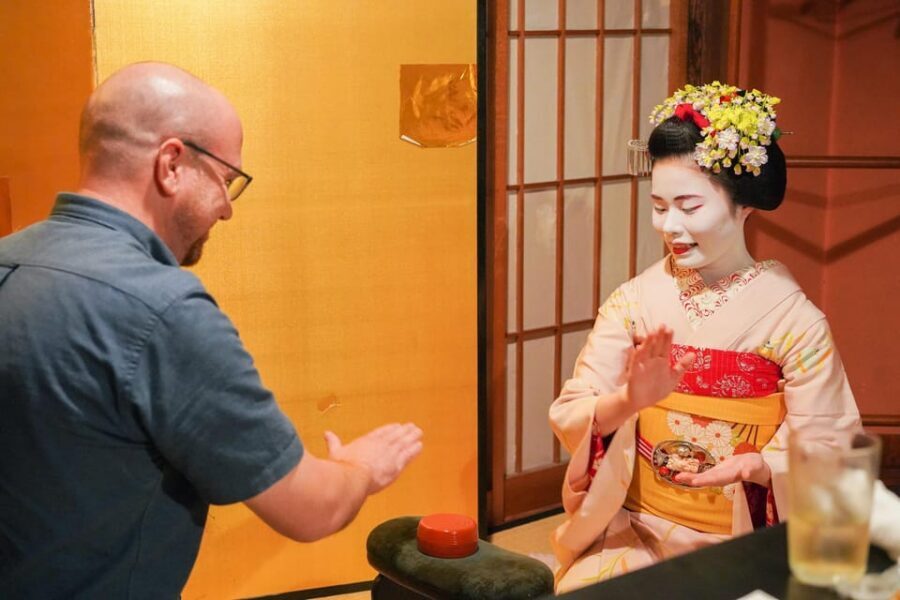 Kyoto: Maiko Dinner in Traditional Restaurant and Tour - Gion Shijo Station to Kawabatacho: the walk that sets the tone