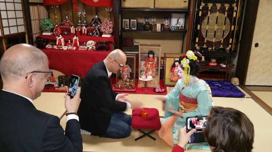 Kyoto: Maiko Happy Hour at a Historic Machiya - Rare photo time: why this moment feels special