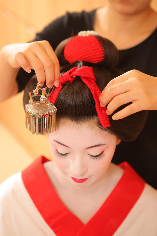 Kyoto: Maiko Makeover and Photoshoot Experience - Choosing from 100 kimonos: how that selection really changes the experience