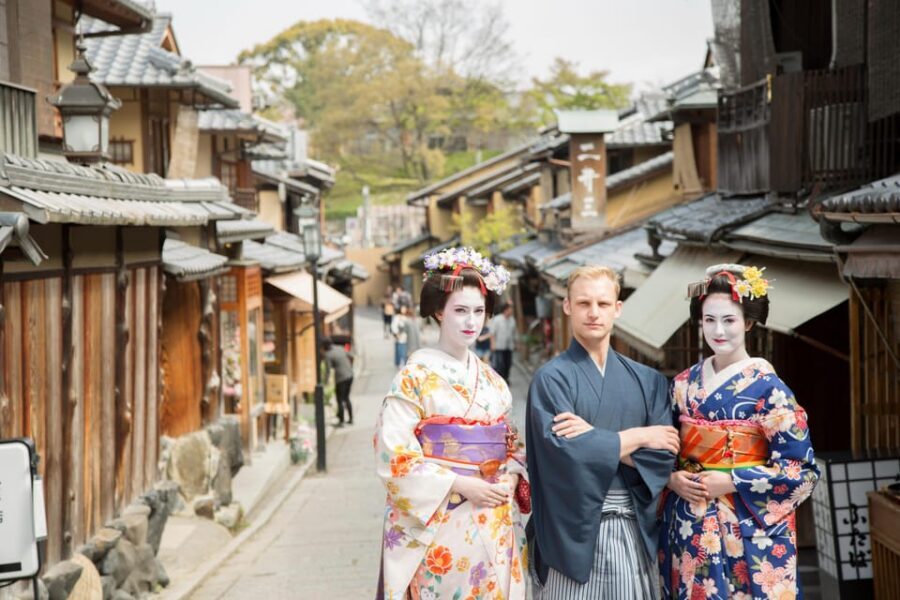 Kyoto: Maiko Makeover and Photoshoot Experience - Your 10-minute free-photo session: use it like a pro
