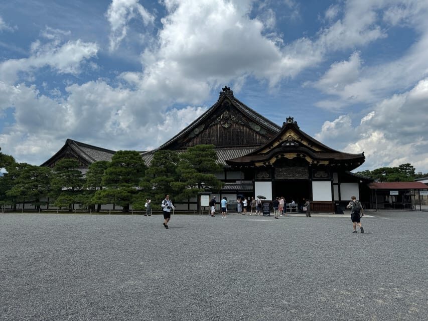 Kyoto: Nijo Castle & Gardens 2-Hour Guided Tour - Ninomaru Palace Time: Guided Walking and a Photo-Friendly Hunt