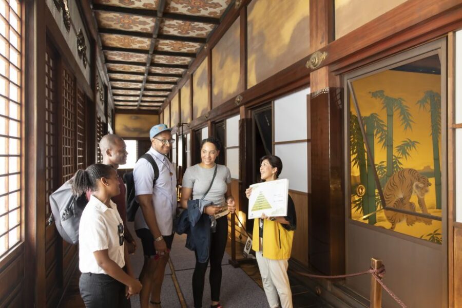 Kyoto: Nijo-jo Castle and Ninomaru Palace Guided Tour - The 60-minute plan: how the tour flows on the ground
