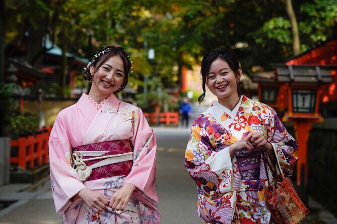 Kyoto Portrait Tour with Kimono - Nene-no-Michi and Yasaka Pagoda: walkway atmosphere and a strong finish