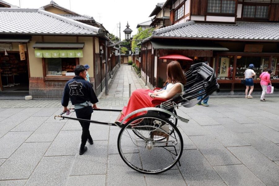 Kyoto: Private Rickshaw Tour of Gion and Higashiyama Area - Entering Kyoto’s old neighborhoods from the rider’s seat