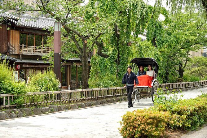Kyoto Rickshaw Tour - Ending in Gion: a major shrine and the New Year context