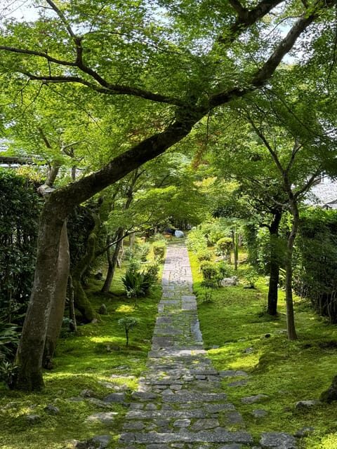 Kyoto: Ryōan-ji, Greatest Zen Garden Guided Tour in 90 Min. - Photo tips that fit a Zen garden