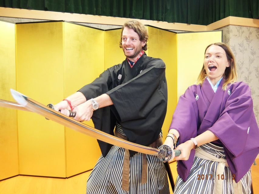 Kyoto: Samurai Sword Class by Experts in Traditional Arts - The full class flow: bow, draw, strike, then show respect