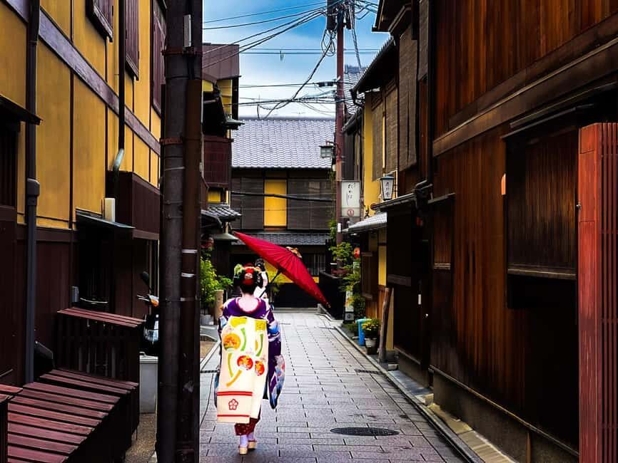 Kyoto: Secrets of Gion – Geisha Culture Walking Tour - Entering Gion at walking speed, not tour-bus speed