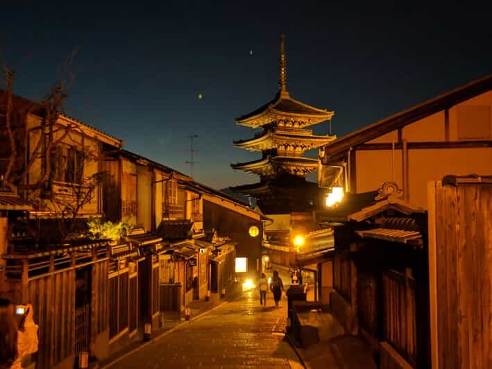 Kyoto: The Geisha Districts of Kyoto Walking Tour - Getting a glimpse without making it awkward: Gion’s narrow streets