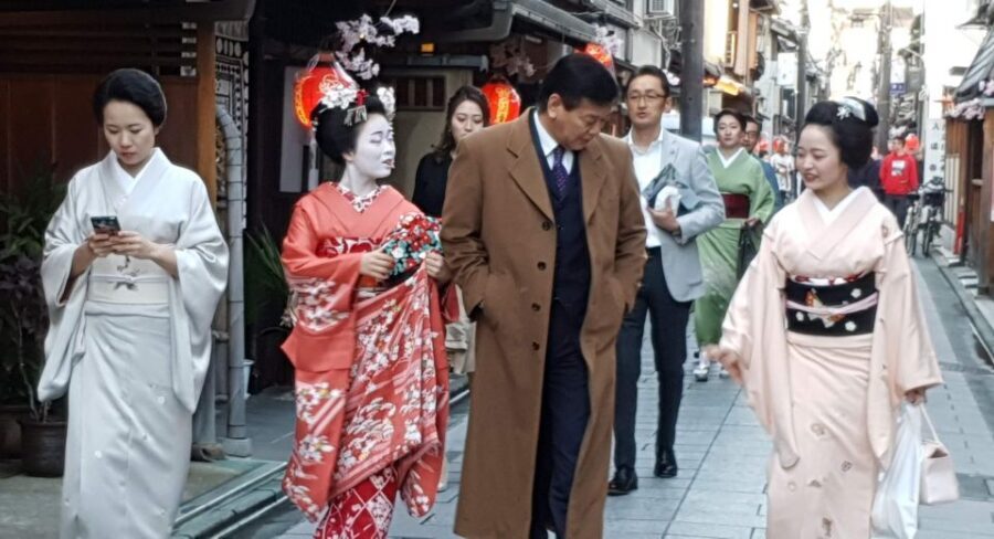 Kyoto: The Geisha Districts of Kyoto Walking Tour - Ninenzaka: classic streetscape energy in the Higashiyama flow