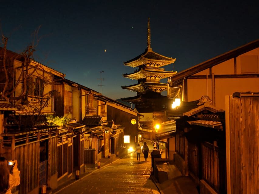 Kyoto: The Geisha Districts of Kyoto Walking Tour - Yasaka Shrine: finishing with an anchor point