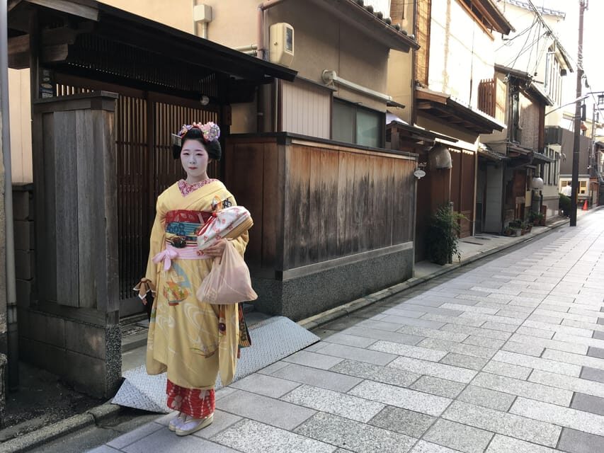 Kyoto: The Geisha Districts of Kyoto Walking Tour - Where the walk begins: Miyagawa-chō and the hanamachi layout