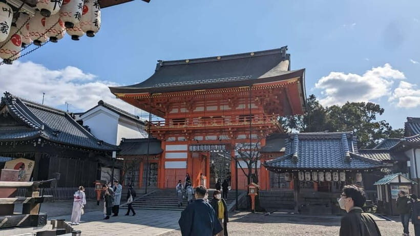 Kyoto: Walking tour Kiyomizu, Geisha District with a Local - Meeting Shijo Bridge: Start Location and How to Find Your Guide