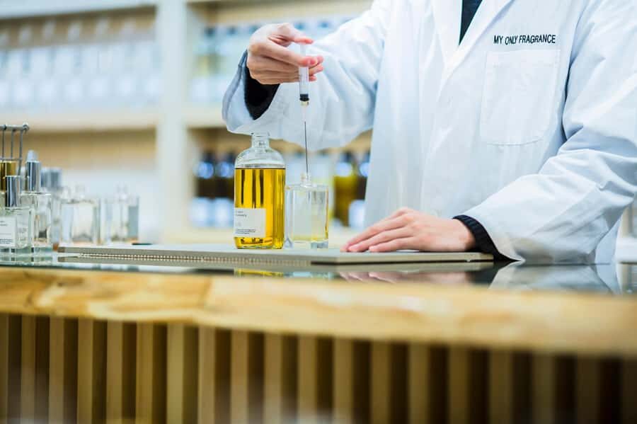 kyoto:Experience creating one-of-a-kind special fragrances - Inside the fragrance boutique: pick scents with your nose