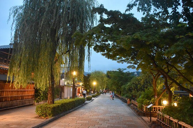 Kyoto’s Exclusive Private Gourmet Night with Local - Finding the Meeting Spot: The Quiet Alley Detail That Saves Time