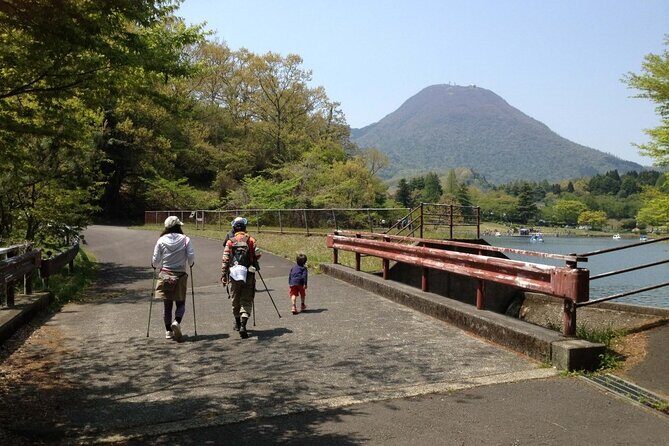 Lake Shidaka and Lake Kagurame Nordic Walking Tour - What the guides do well: NAHO Wellness Tour Guide in action