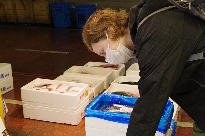Learn Sushi-grade fish with a licensed guide @Yokohama fishmarket - How fish stays good before freezing technology