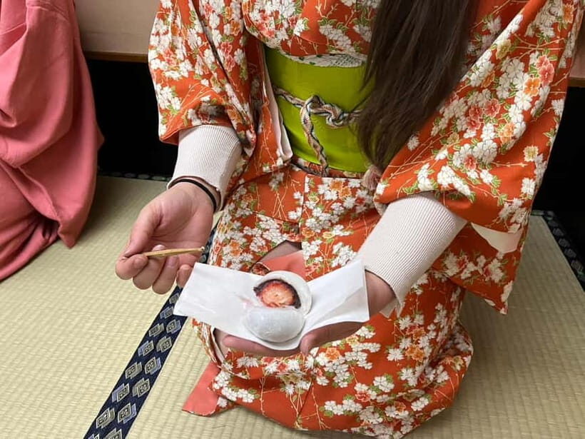 Learn Zen in a class of making Matcha tea near Osaka Castle - Photo shooting that fits the ceremony (not separate from it)