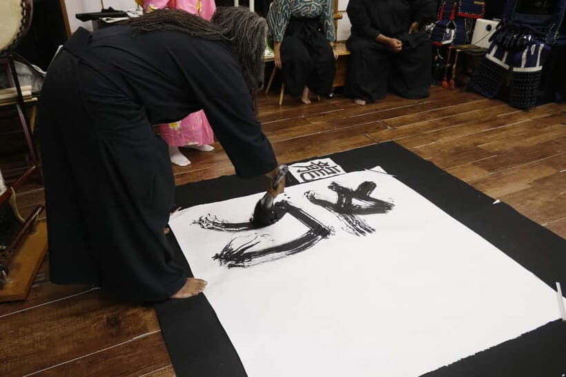Learning Shodo with a kimono and Trying Samurai Calligraphy - Trying Samurai Calligraphy: one character about what you leave behind