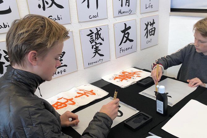 Let's experience calligraphy in YANAKA, Taito-ku, TOKYO !! - The Lesson Flow: From Brush Strokes to One Character