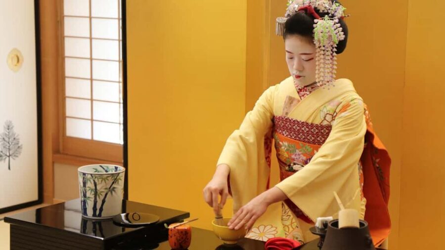 Maiko Dance and Tea Ceremony on a Noh Stage in Kyoto - Your Close-Up Moment: Photos and Chat With the Maiko