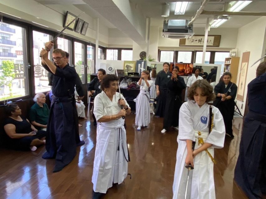 Martial Arts: Samurai Experience (Iaido) - Katana practice: learning usage, then using the blade with guidance