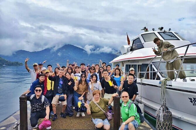 Mount Fuji Day Tour:Lake Kawaguchi, HealingVillage,Oshino Hakkai - Stop 3: Oishi Park on Lake Kawaguchi for seasonal color