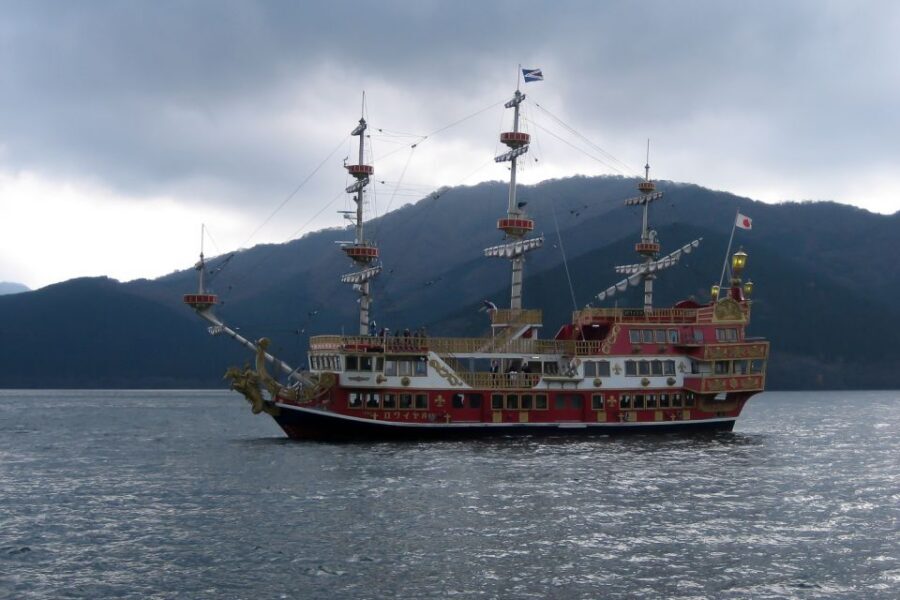 Mount Fuji: Full-Day Tour with Private Van - Oshinohakkai ponds: small scenery, big Fuji vibes