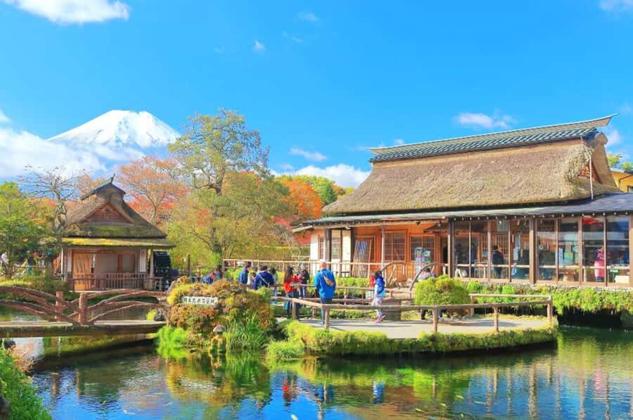 Mt. Fuji 6 Attractions Tour: Lake Kawaguchi, Oshino Hakkai - The Lawson convenience store stop: a surprisingly good photo angle