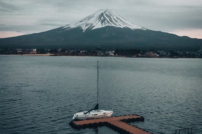 Mt. Fuji and Lake Kawaguchi Day Trip with Private Car - Lake Kawaguchi and Fujikawaguchiko-machi: Fuji through five lakes