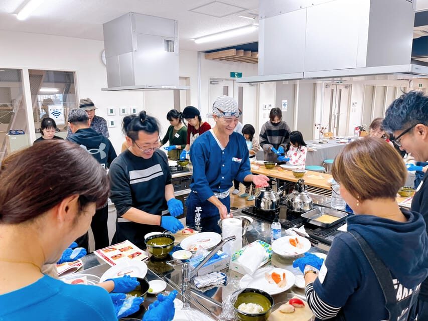 Naha Makishi Public Market : Sushi making experience - Two Sessions in Naha: Choosing the 11:00 or 17:00 Slot