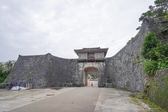 Okinawa Shuri Castle Peace Walking Tour - Lunch at Sui-Dunchi: Okinawa-honto soba in a historic-style setting