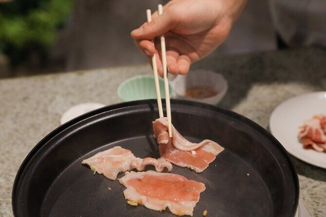 Okonomiyaki making experience~Japanese popular food - English support and who helps you cook