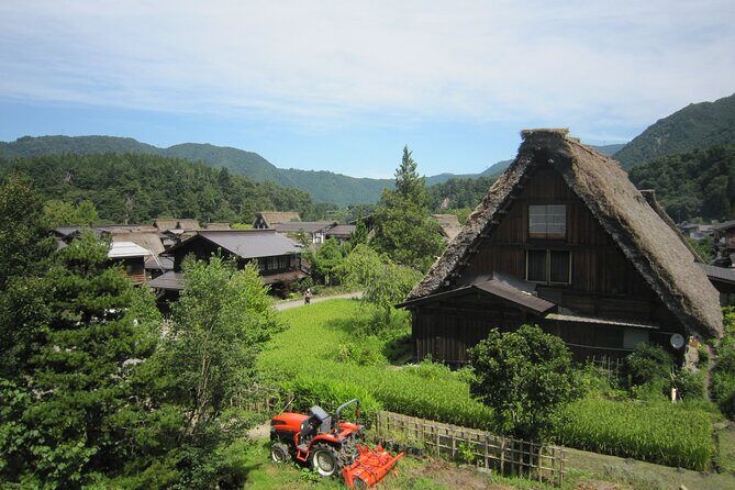 [One-day bus tour departing from Kanazawa Station] Shirakawa-go/Takayama tour platinum route bus tour - Shirakawa-go Freedom Walk: Gassho Houses, Village Lanes, and One Important Climb