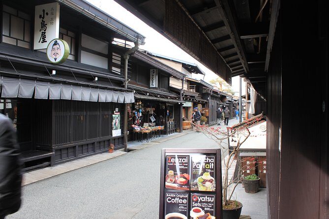[One-day bus tour departing from Kanazawa Station] Shirakawa-go/Takayama tour platinum route bus tour - Bus Comfort, Group Size, and How Weather Changes the Plan