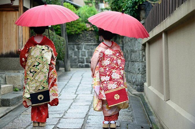 One Hour Geisha Show in Gion Kyoto - A Japanese Game and Photo Time: Interaction Without the Awkwardness