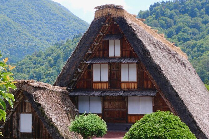 One-Way Bus Ticket: Takayama to Kanazawa via UNESCO Shirakawa-go - The Ride Itself: Comfort, WiFi, and Bathroom Break Rhythm