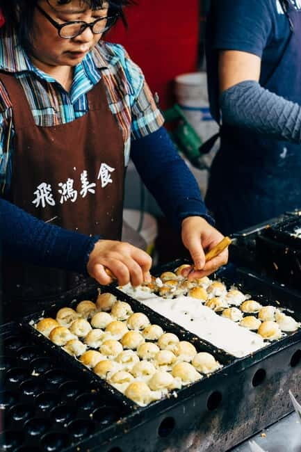 Osaka: Food Tour Kuromon Market & Dotonbori with Guide - Wanaka takoyaki: the crispy-outside, creamy-inside lesson