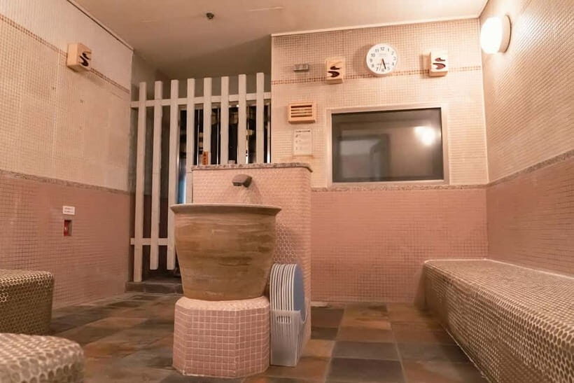 Osaka: Tennen Onsen Naniwa-no-Yu, the famous hot spring spa - The water: naturally carbonated minerals pumped from 659 meters down
