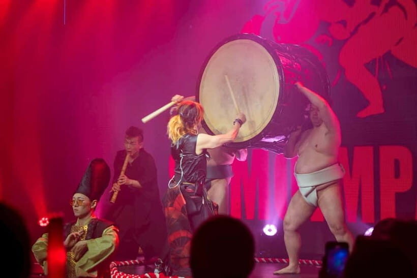 Osaka:SUMO BEATS SHOWCASE: Taiko Drum and Wagyu burger! - The ending interaction with sumo wrestlers